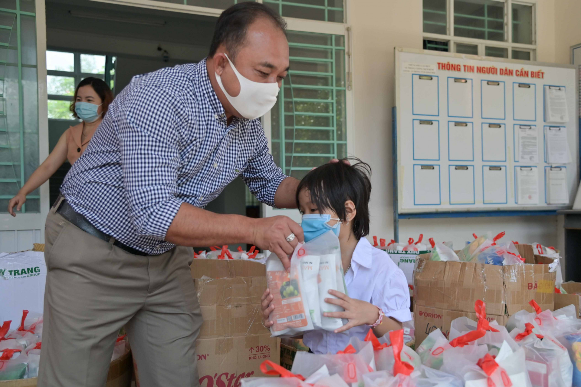 Ông Nguyễn Quang Duy - Giám đốc Công ty TNHH Sản xuất - Thương mại - Xuất nhập khẩu D&T trao quà cho các em nhỏ