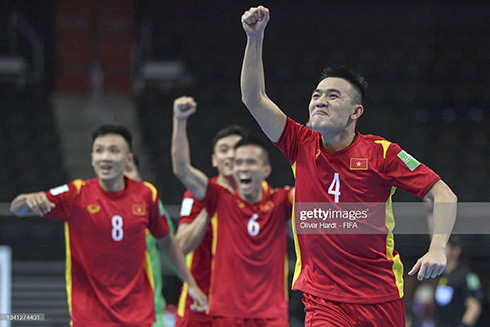 Vietnamese players celebrate progressing to the last 16 (Source: Gettyimages)