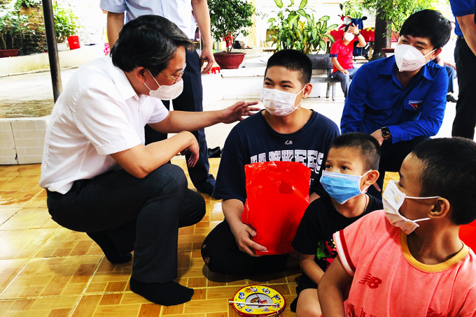 Đồng chí Nguyễn Hải Ninh tặng quà Trung thu  cho trẻ em Mái ấm Đại An (xã Cam Phước Đông, TP. Cam Ranh).