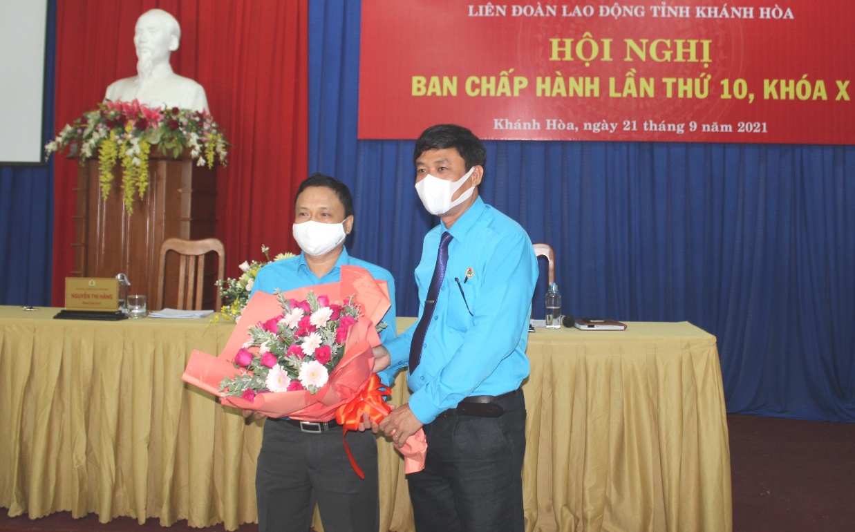 Ông Bùi Thanh Bình - Chủ tịch Liên đoàn Lao động tỉnh tặng hoa chúc mừng ông Bùi Đăng Thành.