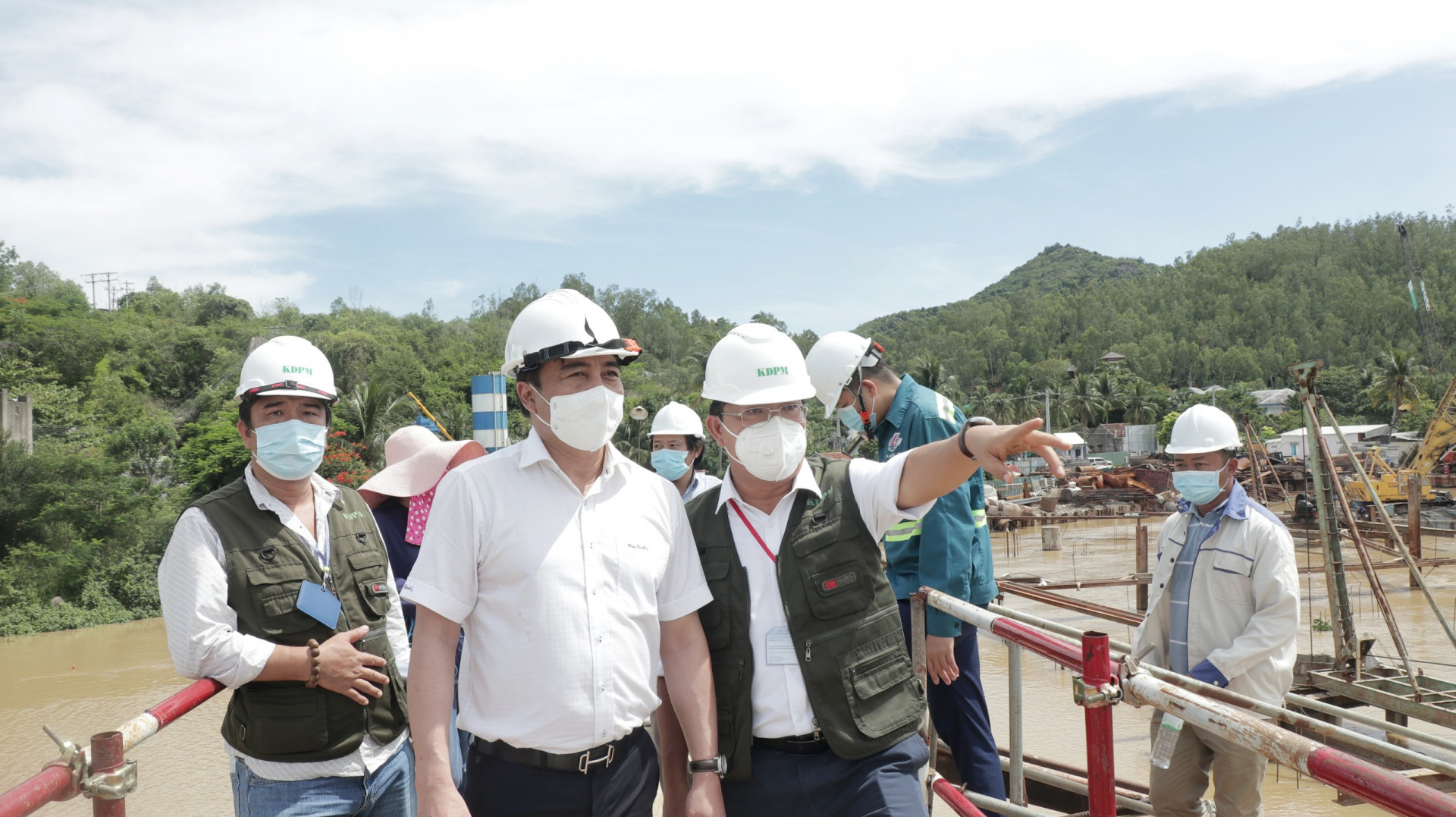 Ông Nguyễn Khắc Toàn kiểm tra dự án Đập ngăn mặn trên sông Cái Nha Trang.