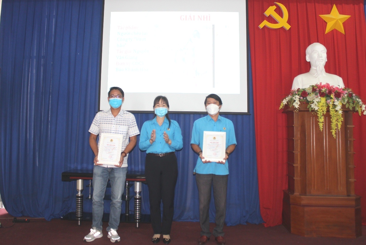 Đại diện Ban tổ chức trao giải nhì cho các tác giả.