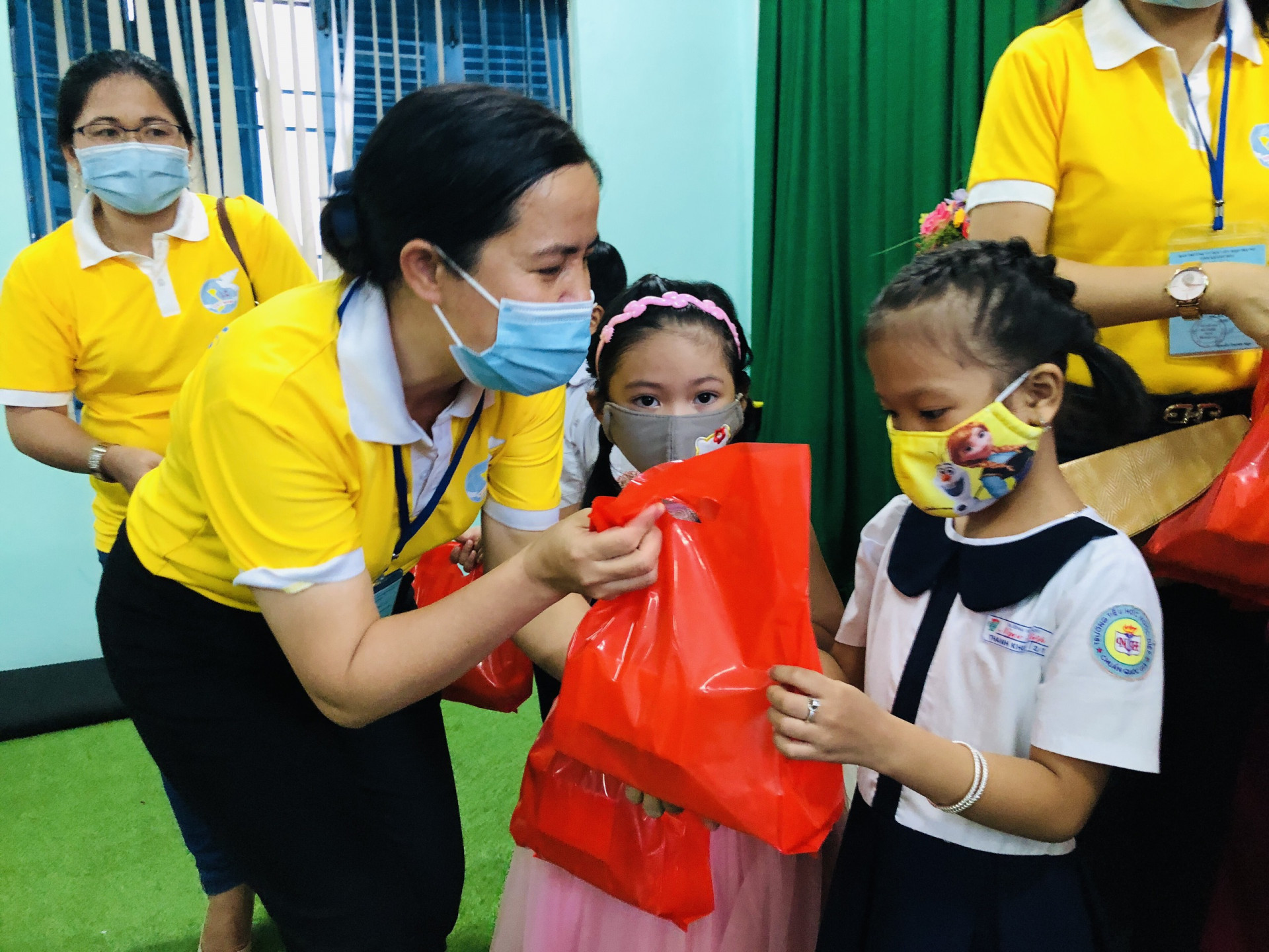 Đại diện Hội Liên hiệp Phụ nữ tỉnh Khánh Hòa trao quà trung thu cho học sinh.