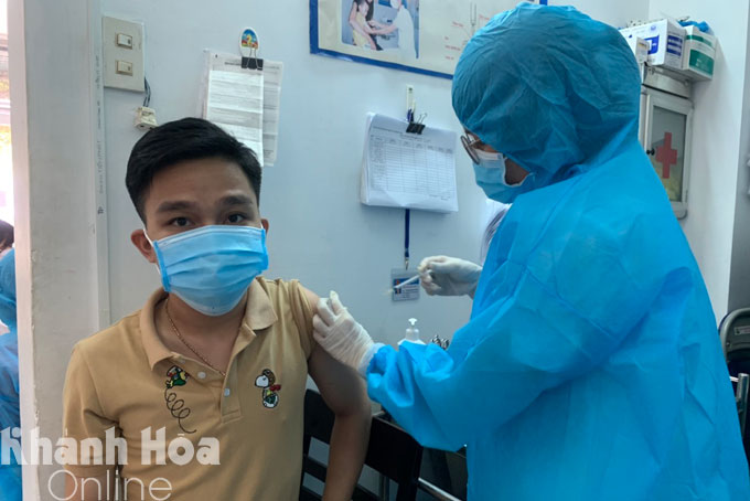 Người dân tiêm vắc xin phòng Covid-19 tại Trung tâm Kiểm soát bệnh tật tỉnh.