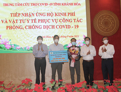  Đại diện Công ty TNHH in và sản xuất bao bì Thái Bình Dương bảng tượng trưng hỗ trợ công tác phòng, chống dịch Covid-19 cho tỉnh