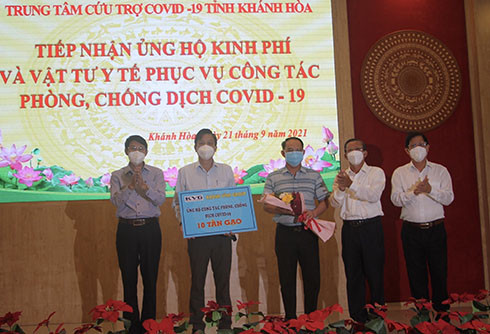  Đại diện Tập đoàn Khánh Vĩnh trao bảng tượng trưng hỗ trợ công tác phòng, chống dịch Covid-19 cho tỉnh
