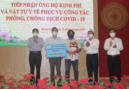  Đại diện Công ty TNHH Tùng Nguyên trao bảng tượng trưng hỗ trợ công tác phòng, chống dịch Covid-19 cho tỉnh