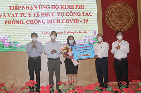  Đại diện Công ty TNHH Du lịch Fami trao bảng tượng trưng hỗ trợ công tác phòng, chống dịch Covid-19 cho tỉnh