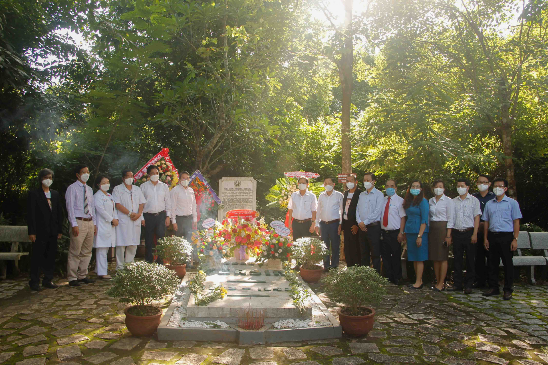 Các đại biểu chụp hình lưu niệm tại mộ phần bác sĩ A.Yersin. Ảnh: H.L 