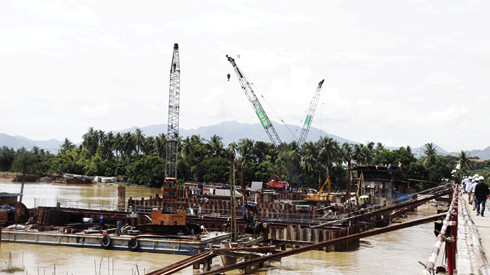 Nhà thầu thi công ở dự án đập ngăn mặn trên sông Cái Nha Trang.