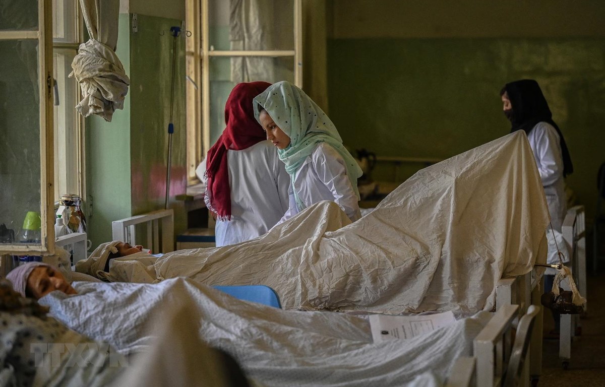 Điều trị cho các bệnh nhân tại bệnh viện Wazir Akbar Khan ở Kabul, Afghanistan, ngày 1/9/2021. (Ảnh: AFP/TTXVN)