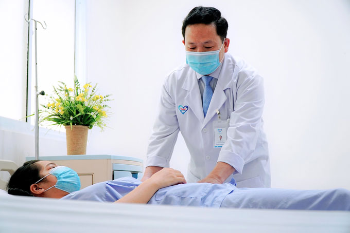 Bác sĩ Phạm Thành Nam, Trưởng khoa sản của bệnh viện đang khám cho bệnh nhân.