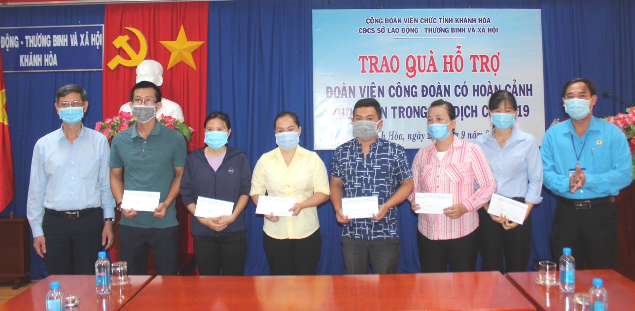 Những đoàn viên Công đoàn cơ sở Sở Lao động - Thương binh và Xã hội Khánh Hòa được nhận hỗ trợ. 