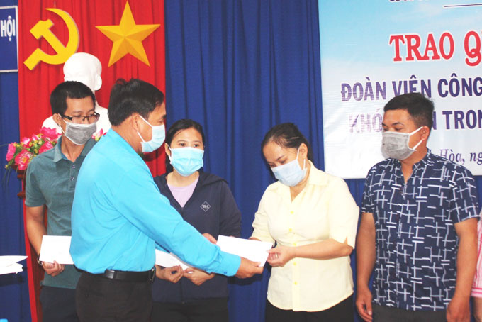 Đại diện Công đoàn Viên chức tỉnh Khánh Hòa trao hỗ trợ cho đoàn viên Công đoàn cơ sở Sở Lao động - Thương binh và Xã hội.