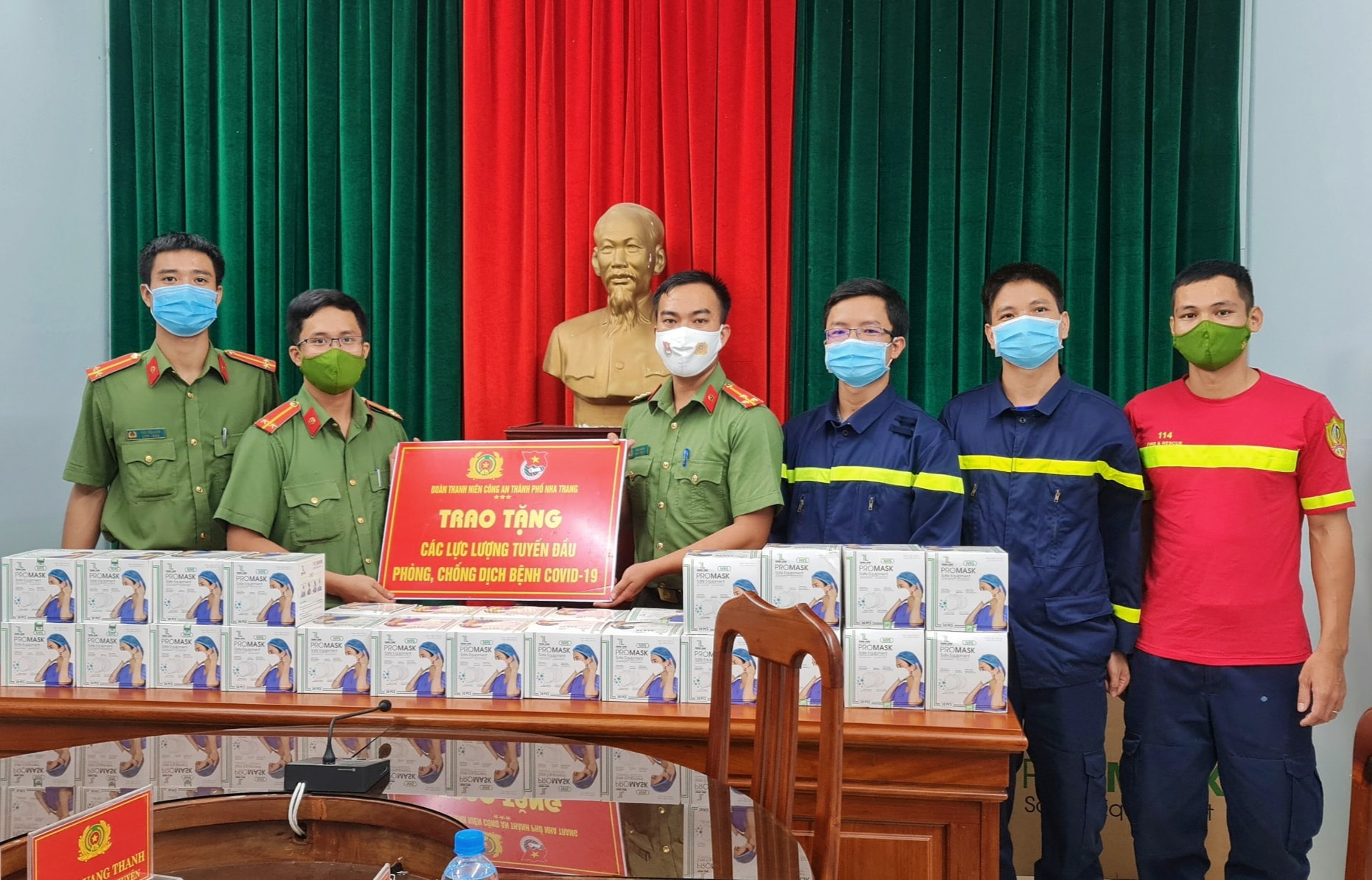 Đoàn Thanh niên Công an TP. Nha Trang trao khẩu trang cho Chi đoàn Công an huyện Khánh Vĩnh