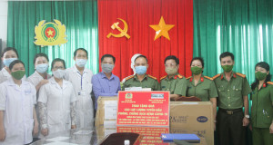 Tặng quà cán bộ, chiến sĩ Bệnh xá Công an tỉnh Khánh Hòa và Nhà tạm giữ Công an TP. Nha Trang