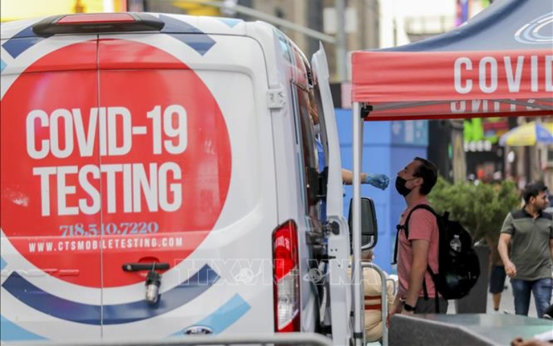 Một điểm xét nghiệm Covid-19 lưu động tại New York, Mỹ. (Ảnh: THX/TTXVN)