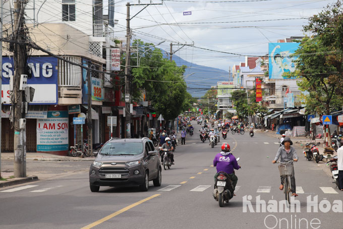 Đường phố nhộn nhịp xe cộ tại trung tâm thị xã Ninh Hòa sáng 24-9.