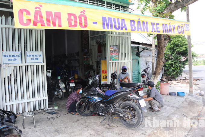 Người dân đưa xe máy đi sửa chữa tại thị xã Ninh Hòa.