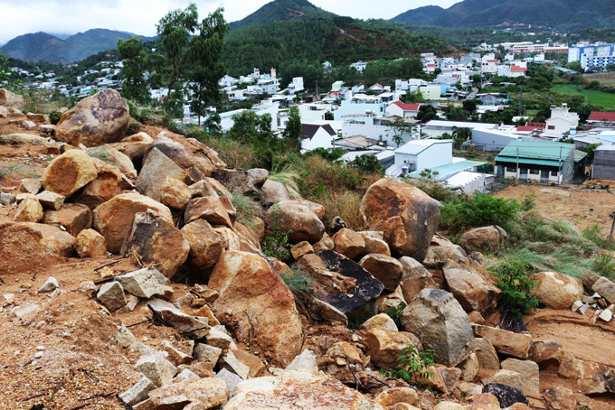 Ngày 24-9, UBND tỉnh có văn bản khẩn gửi Sở Tài nguyên và Môi trường (TN-MT), Sở Xây dựng về việc thực hiện rà soát các dự án tại khu vực đồi núi có nguy cơ sạt lở đất trên địa bàn TP. Nha Trang.