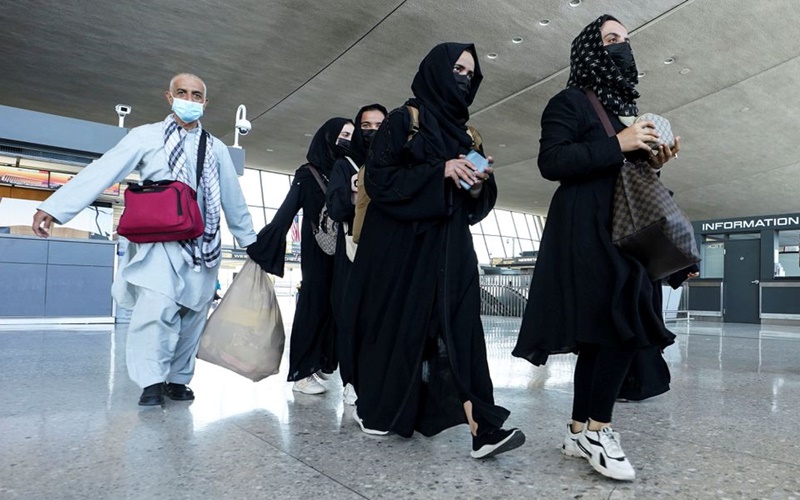 Người tị nạn Afghanistan chuẩn bị lên xe bus tới trung tâm giải quyết thủ tục tị nạn sau khi tới sân bay Dulles tại bang Virginia, Mỹ, ngày 25/8. (Ảnh: Reuters)