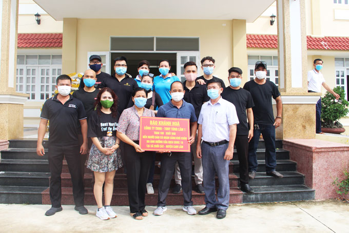 Lãnh đạo Báo Khánh Hòa và Công ty TNHH Tony Tùng Lâm 1 trao bảng tượng trưng hỗ trợ 100 phần quà cho người dân xã Suối Cát. 