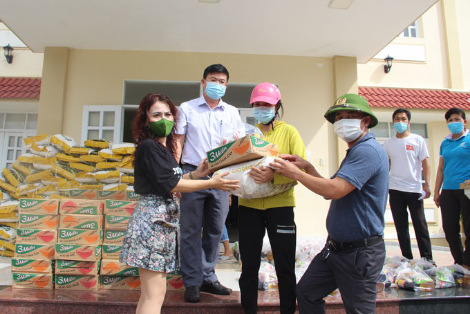 Lãnh đạo Báo Khánh Hòa và Công ty TNHH Tony Tùng Lâm 1 trao quà cho người dân.
