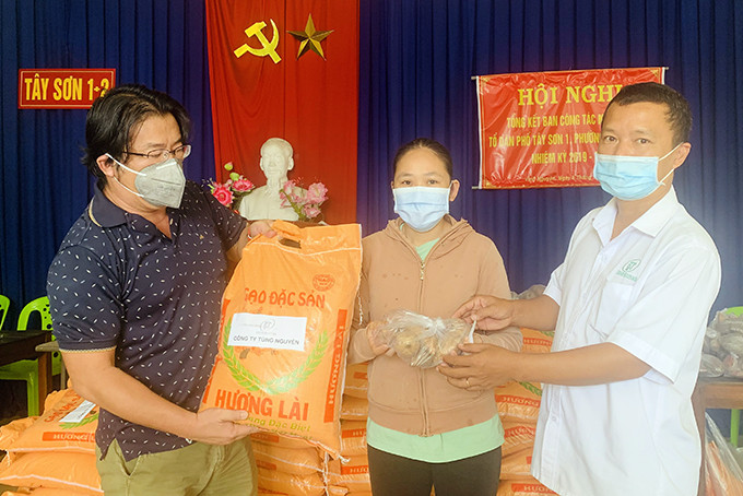  Ban Giám đốc Công ty TNHH Tùng Nguyên trao quà cho người dân tổ dân phố Tây Sơn 2, phường Vĩnh Nguyên.