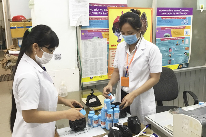 Cán bộ y tế Phòng khám chuyên khoa HIV/AIDS  đang phân bổ thuốc để gửi cho bệnh nhân.