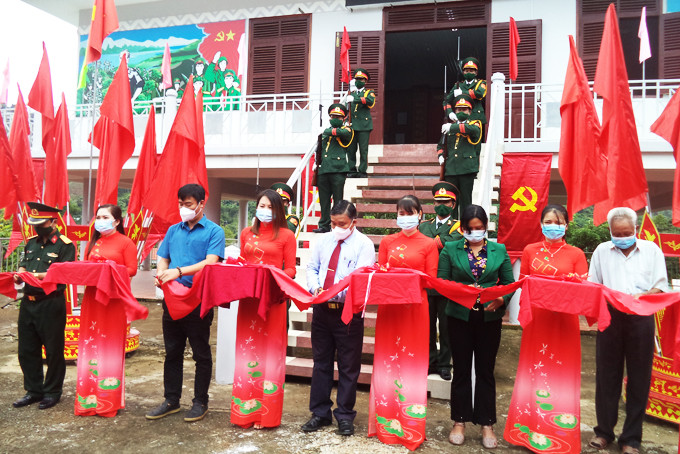 Lãnh đạo huyện Khánh Sơn và các vị lão thành cách mạng cắt băng khánh thành  Nhà truyền thống.
