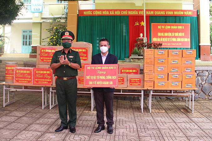 Thiếu tướng Cao Phi Hùng – Phó Tư lệnh Quân khu 5 trao số vật tư y tế hỗ trợ huyện Khánh Sơn phòng chống dịch Covid-19.