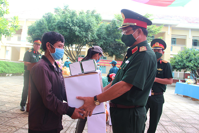 Thiếu tướng Cao Phi Hùng trao quà cho các hộ dân xã Ba Cụm Nam (huyện Khánh Sơn)