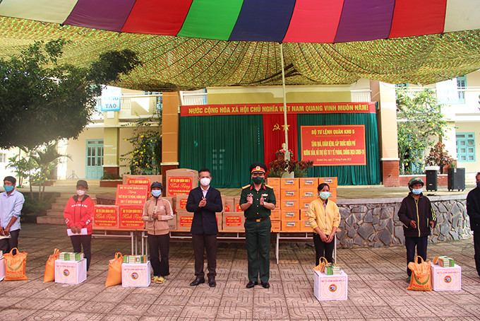 Người dân huyện Khánh Sơn nhận quà của Bộ Tư lệnh Quân khu 5