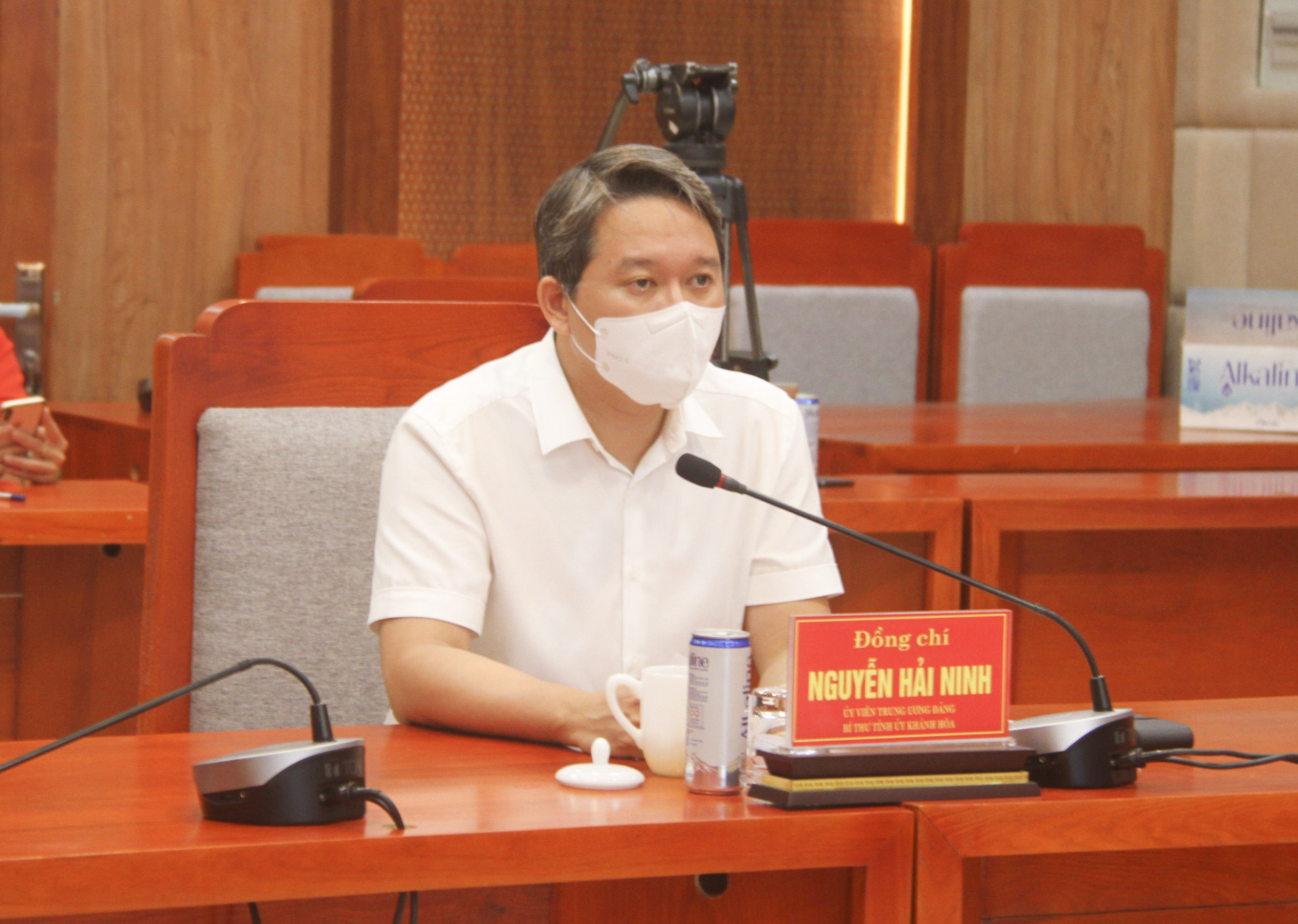 Bí thư Tỉnh ủy Nguyễn Hải Ninh yêu cầu đẩy mạnh tuyên truyền để người dân cài đặt ứng dụng Bluezone thực hiện việc quét mã QR để góp phần kiểm soát dịch Covid-19