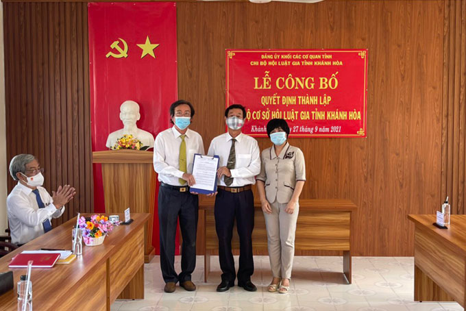 Bà Phạm Thị Khánh Hương trao Quyết định cho ông Lê Xuân Hải và ông Nguyễn Xuân Hà.