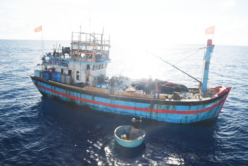 Các ngư dân tàu cá QNg 94858 TS gặp khó khăn do cạn kiệt lương thực thực phẩm và thuốc men.