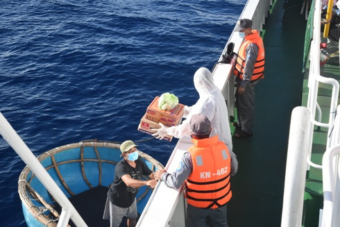 Cán bộ, nhân viên tàu KN 462 hỗ trợ các nhu yếu phẩm cho ngư dân.