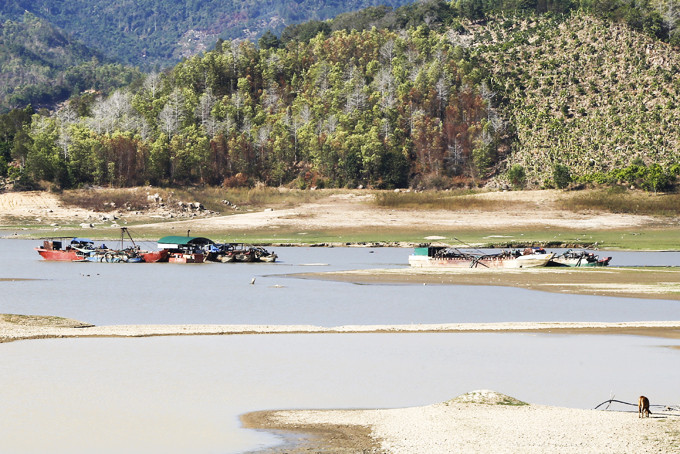Khai thác khoáng sản tại lòng hồ Cam Ranh (ảnh chụp năm 2020).