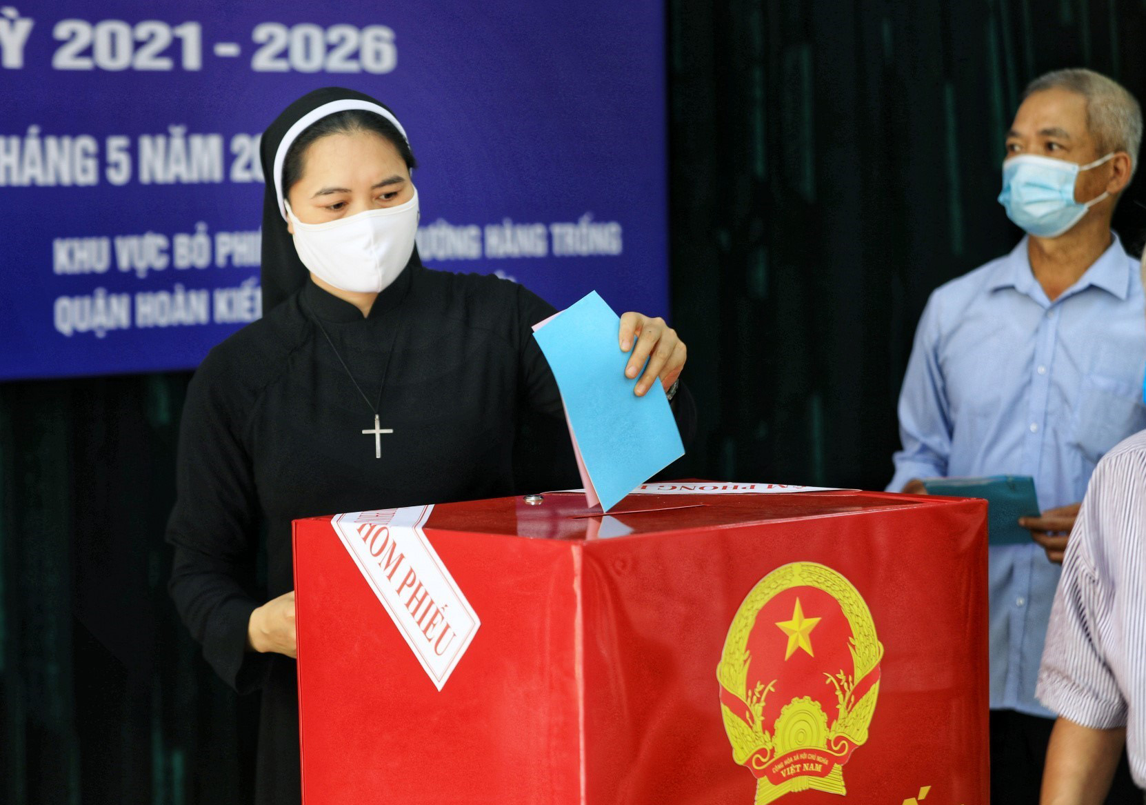 Các cử tri là đồng bào công giáo thuộc Giáo phận Hà Nội thực hiện quyền dân chủ của mình khi đi bỏ phiếu bầu cử đại biểu Quốc hội khóa XV và đại biểu hội đồng nhân dân các cấp nhiệm kỳ 2021 - 2026 _Ảnh: TTXVN