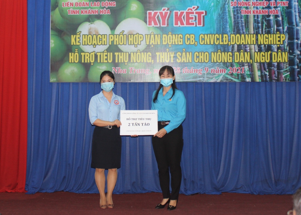 Đại diện Công đoàn cơ sở Công ty TNHH Nhà nước MTV Yến sào Khánh Hòa trao hỗ trợ tiêu thụ nông, thủy sản.