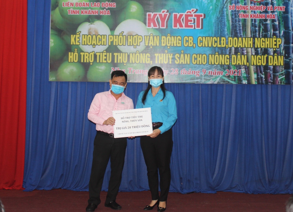 Công đoàn cơ sở Ngân hàng Thương mại Cổ phần Ngoại thương Việt Nam chi nhánh Khánh Hòa trao hỗ trợ tiêu nông, thủy sản.