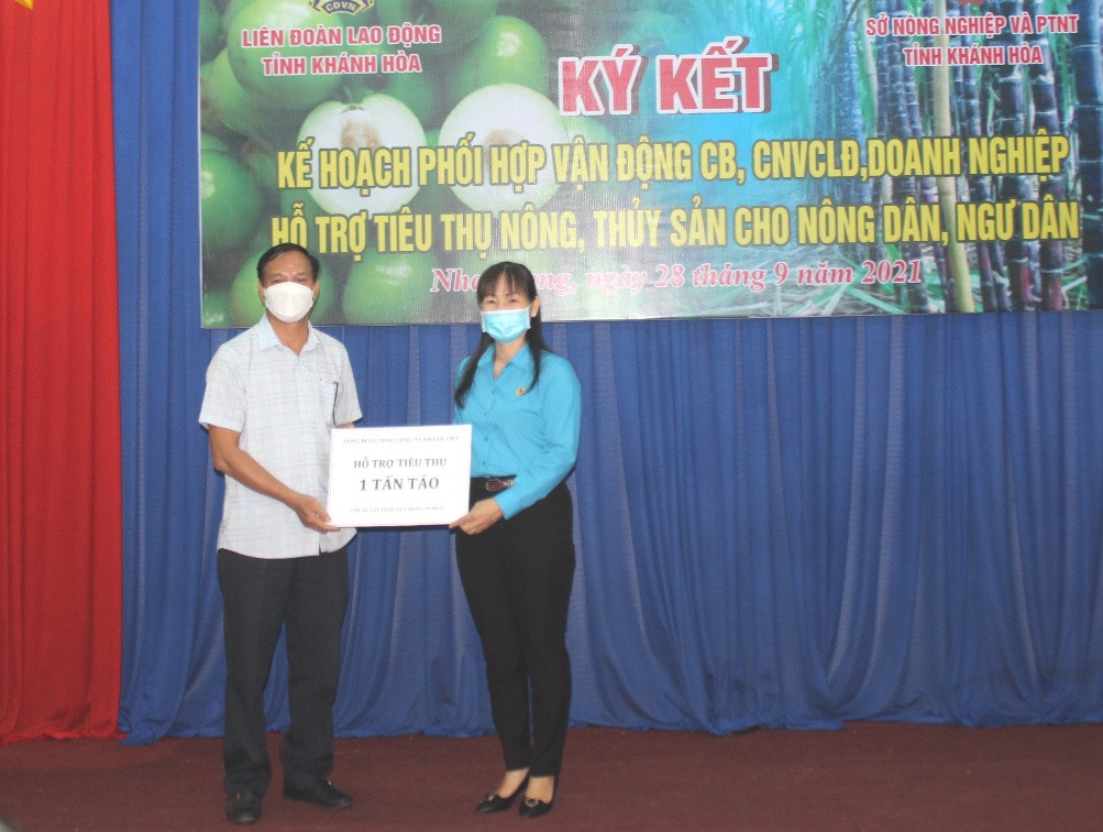 Công đoàn Tổng Công ty Khánh Việt hỗ trợ tiêu thụ 1 tận táo.