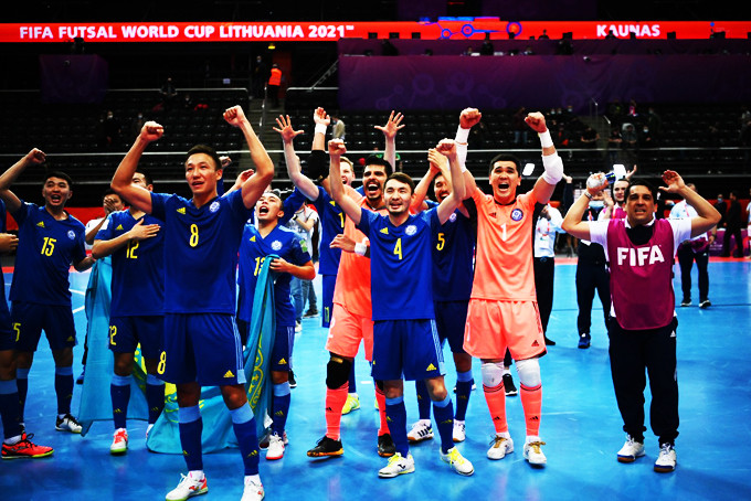 Các cầu thủ Kazakhstan trong niềm vui lần đầu vào bán kết World Cup. Nguồn: fifa