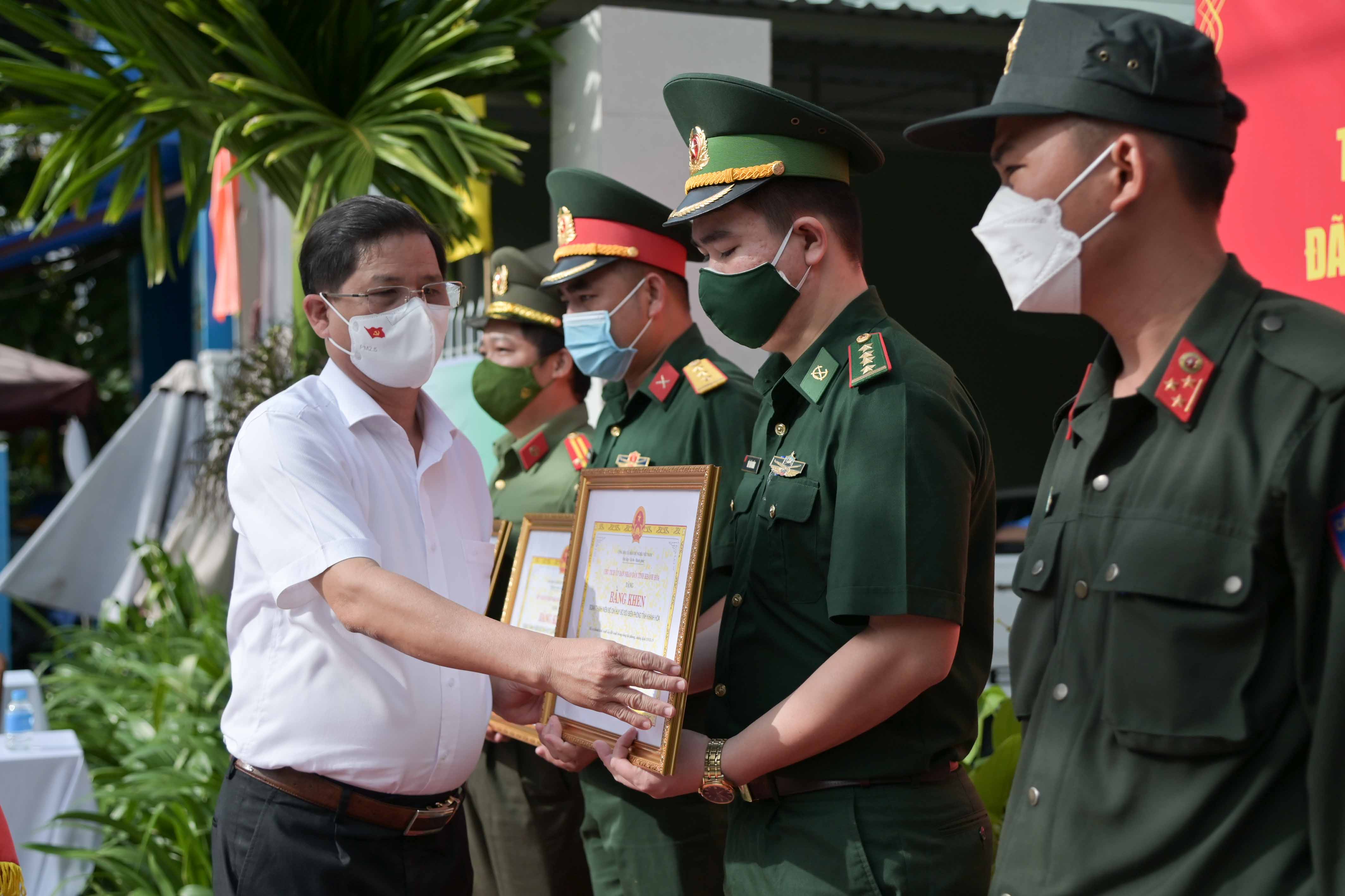 Khen thưởng 5 tập thể có thành tích trong công tác phòng, chống dịch Covid-19