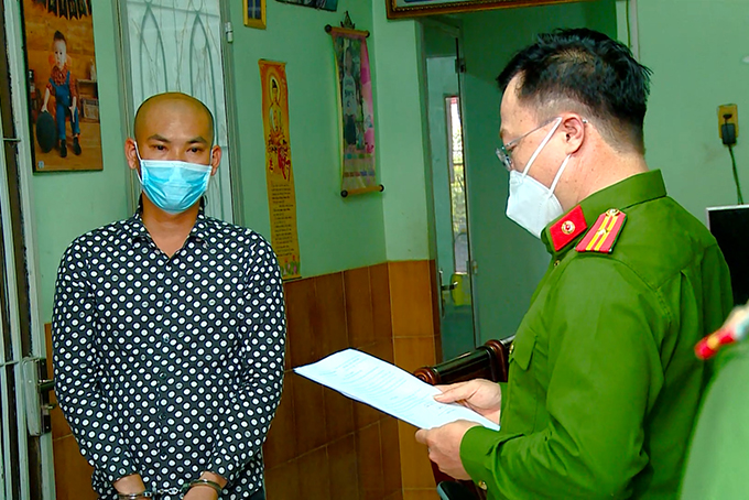 VIDEO: Bắt đối tượng tổ chức đánh bạc qua mạng bằng hình thức cá độ bóng đá