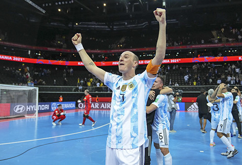 Đội trưởng Cuzzolino ăn mừng sau chiến thắng của Argentina trước Brazil. (nguồn: fifa)