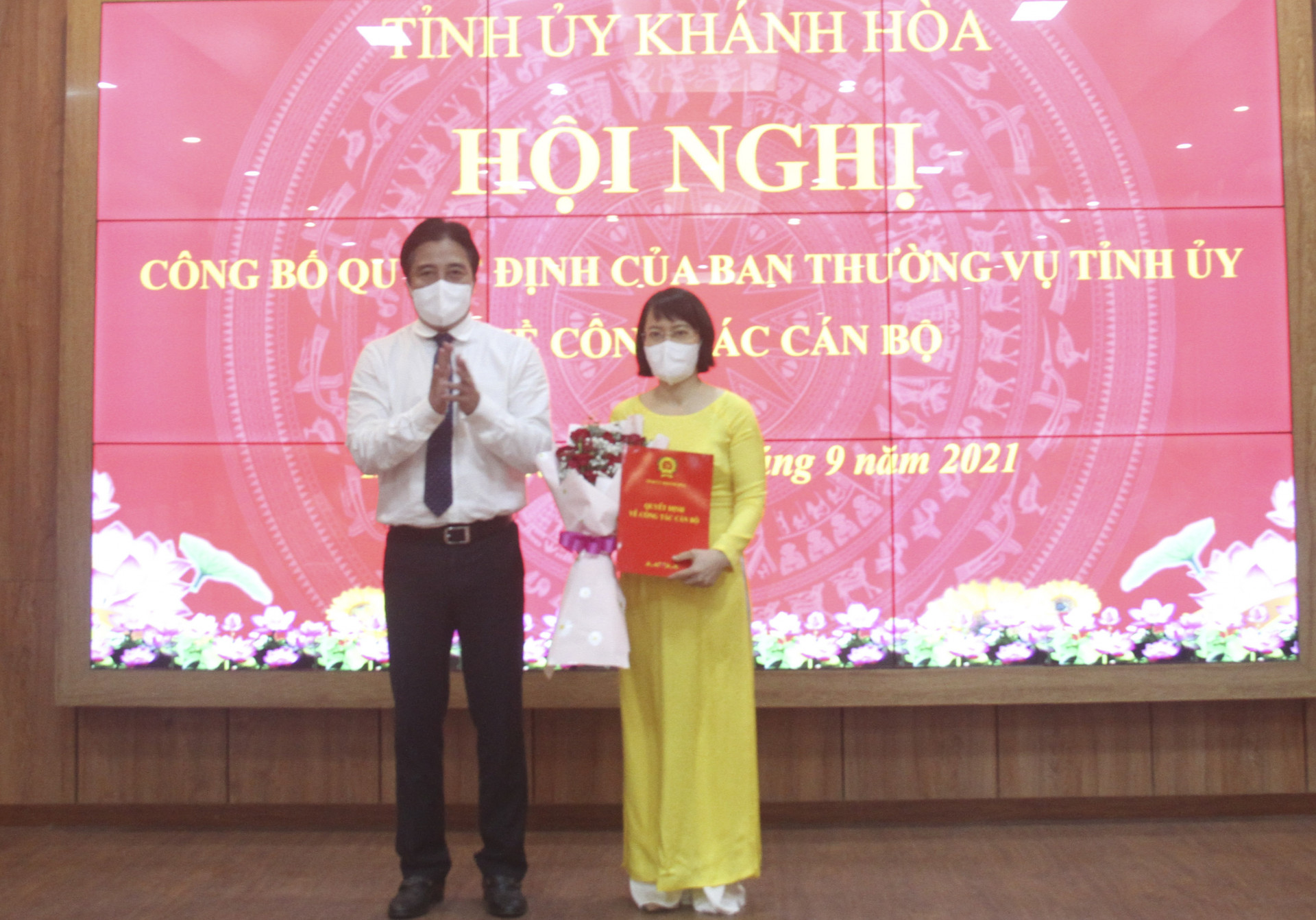 Ông Nguyễn Khắc Toàn trao quyết định cho bà Nguyễn Thị Hồng Hạnh.
