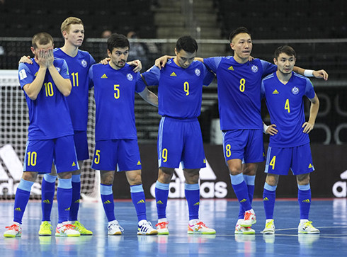 Nỗi buồn của các cầu thủ Kazakhstan sau trận thua kịch tính.