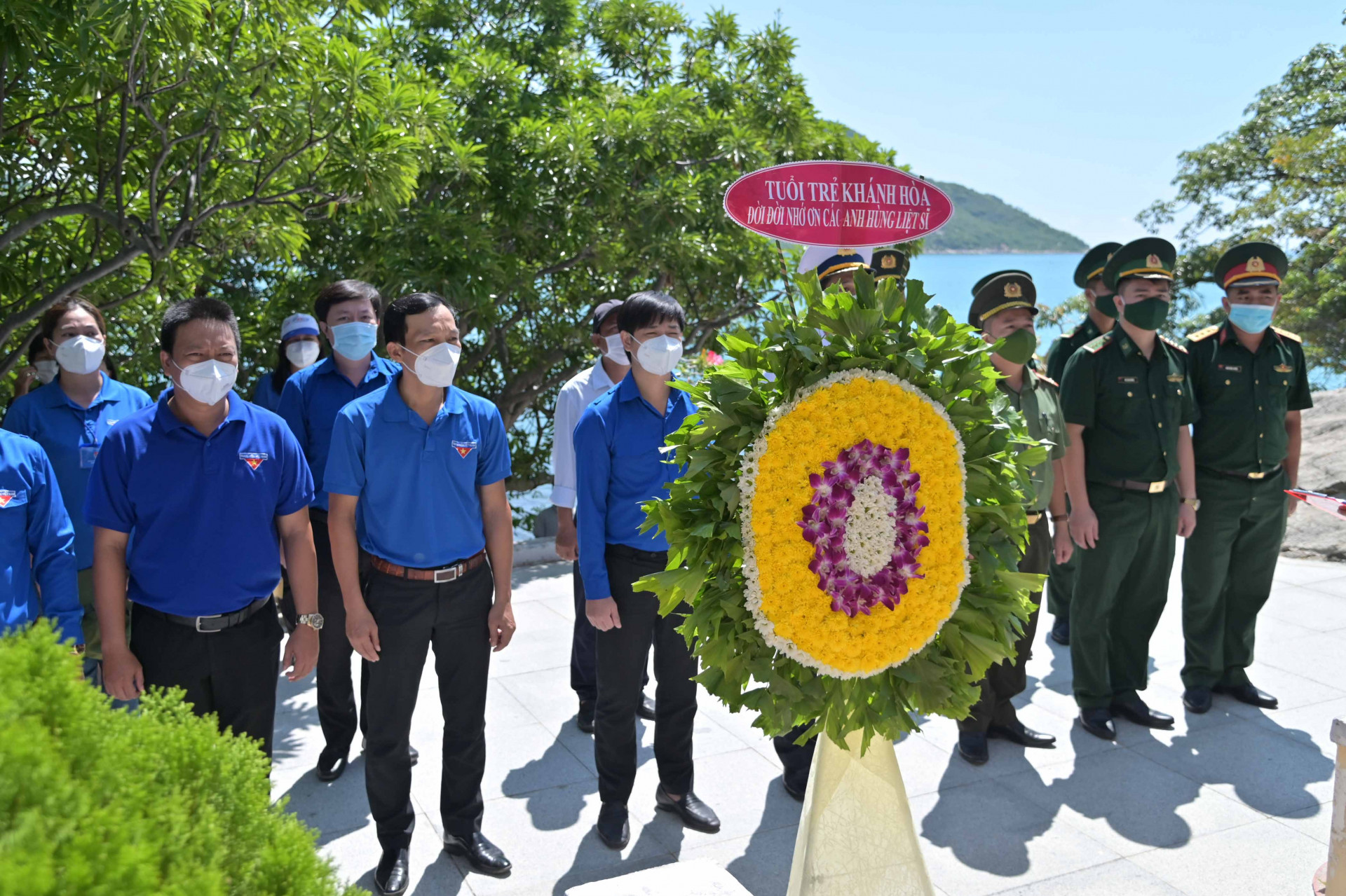 Các đoàn viên, thanh niên dâng hoa tại Địa điểm lưu niệm Tàu C235