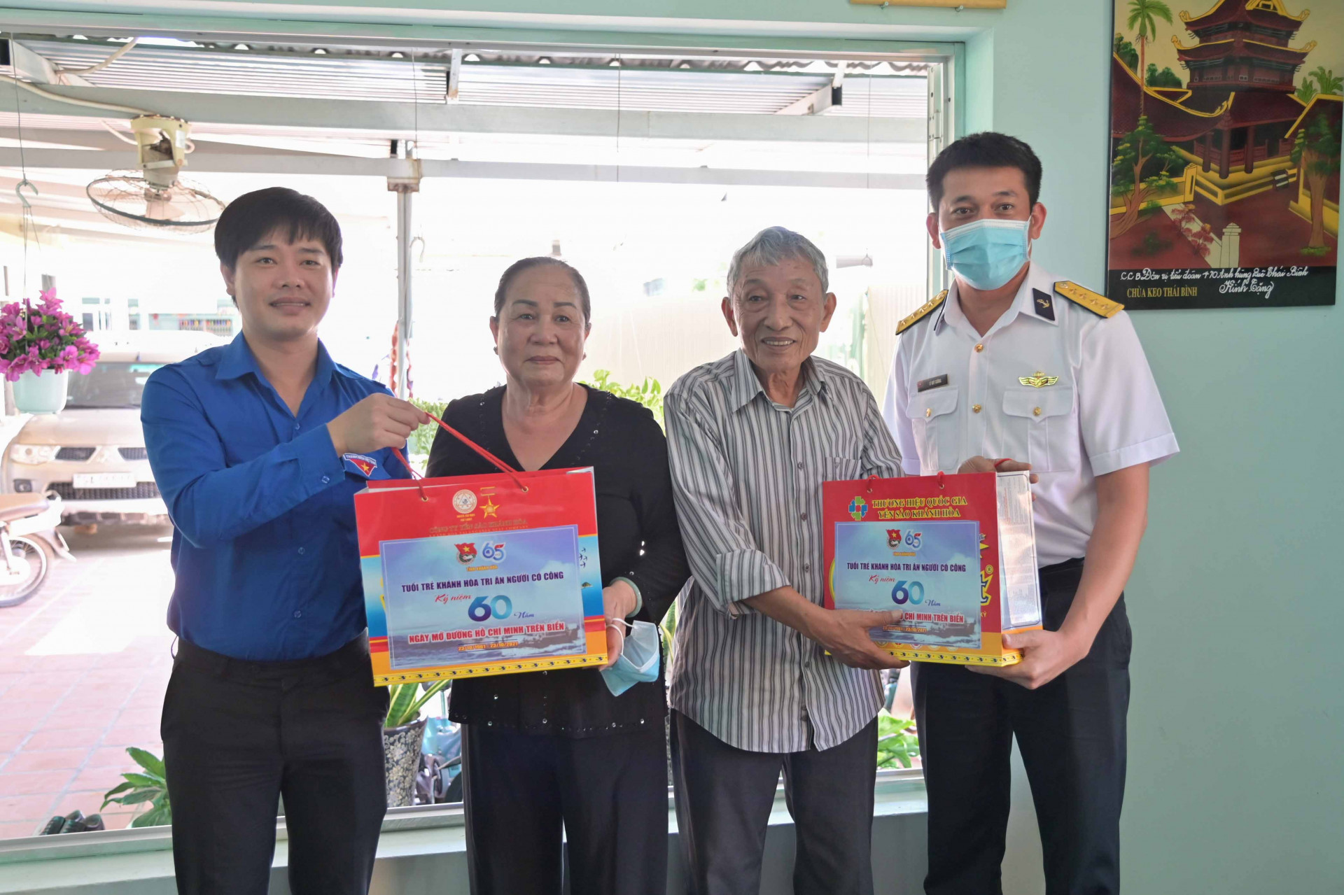 Dịp này, Tỉnh đoàn - Hội Liên hiệp Thanh niên Việt Nam tỉnh đến thăm, tặng quà tri ân những người có công trực tiếp hỗ trợ các chuyến tàu không số